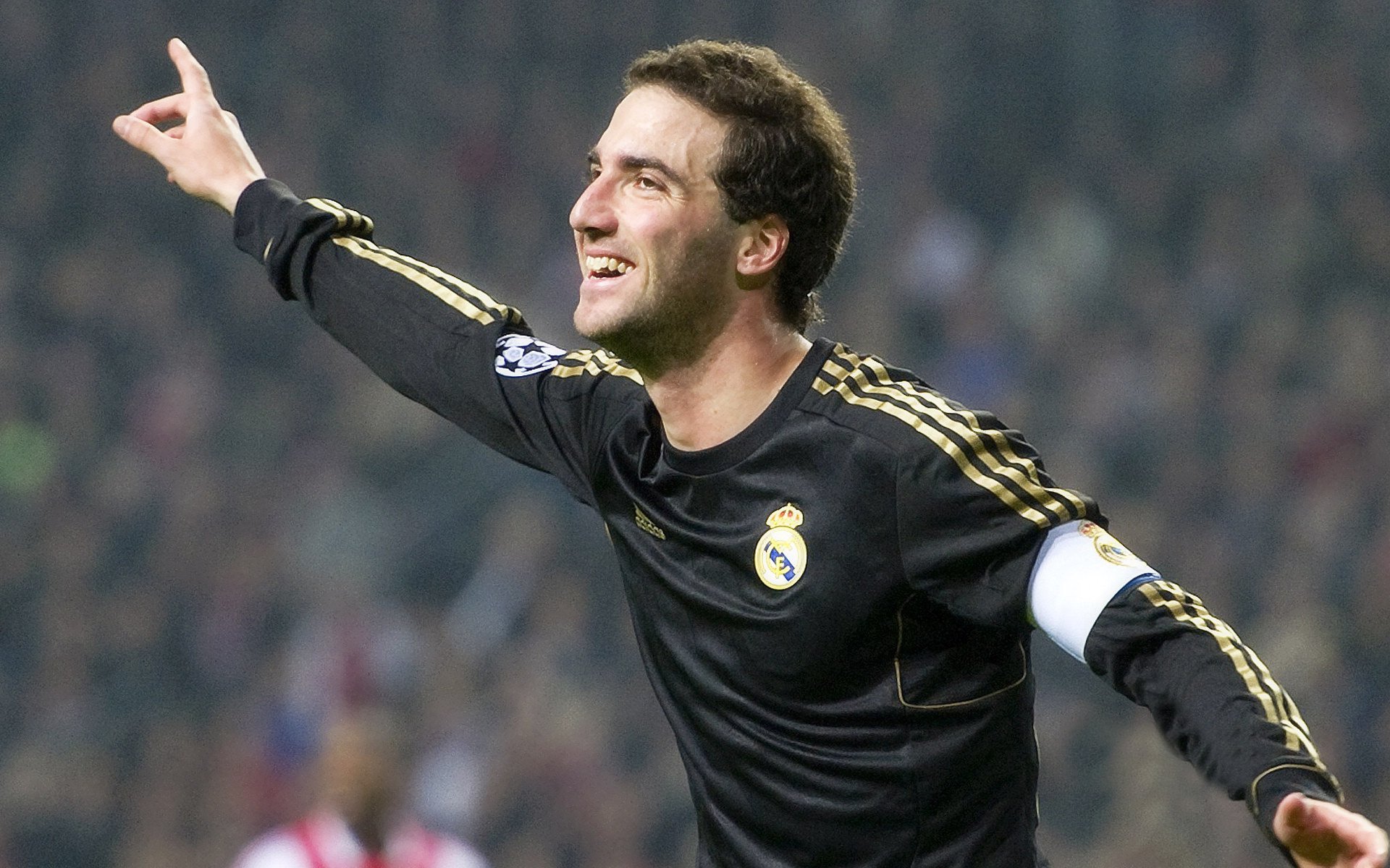 冰球联赛激战正酣，豪门对决引爆赛季高潮，新秀崛起改写格局